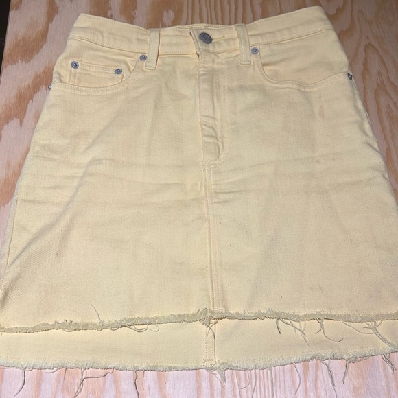 Aritzia / Wilfred Jean Denim Yellow Distressed Mini Skirt - Size 4 - Picture 2 of 5